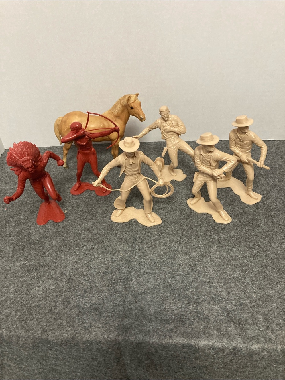 Vtg Louis Marx cowboys & Indians 6" toy figurines set of 6 pieces plus horse